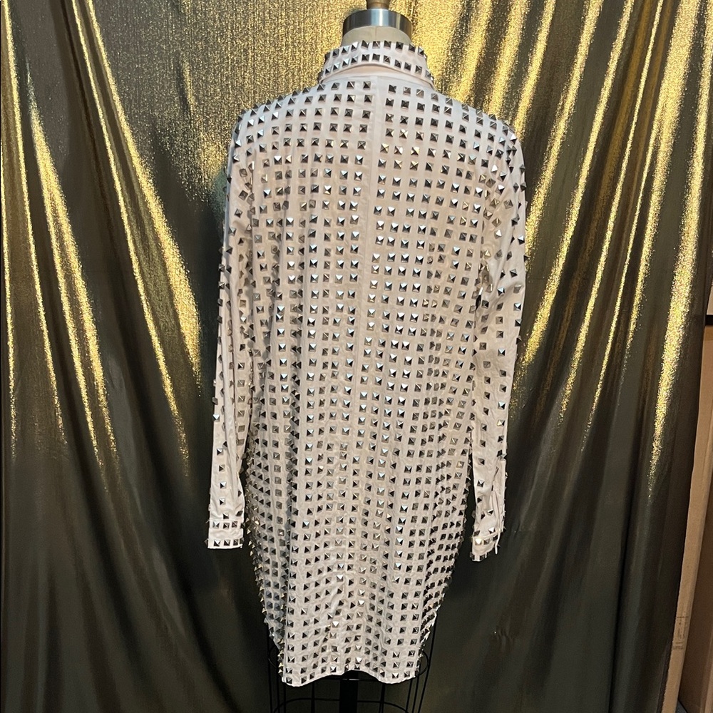 ✨🐈‍⬛ Shop Akria White Oversized Button-Down Shirt 👔 Silver Pyramid Studs - Picture 4 of 5